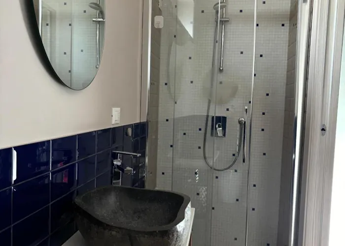 Del Corso - - Ambiente Sanificato Con Generatore Di Ozono E Lampade Germicida Ad Ozono Per La Disinfezione Di Aria E Ambienti - Parcheggio Custudito A Pagamento - Netlifix Tv 4*